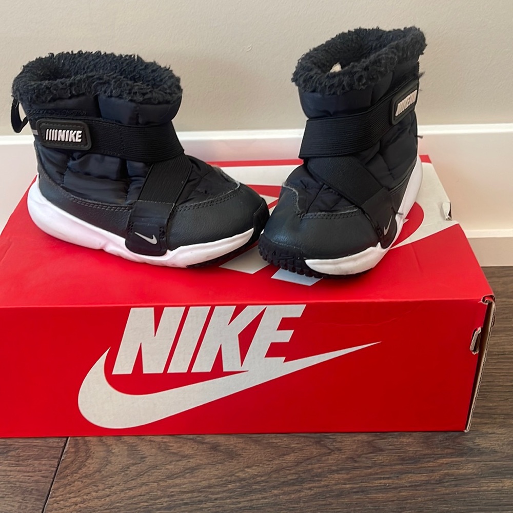 Nike Boys Flex Advance Boots size 9